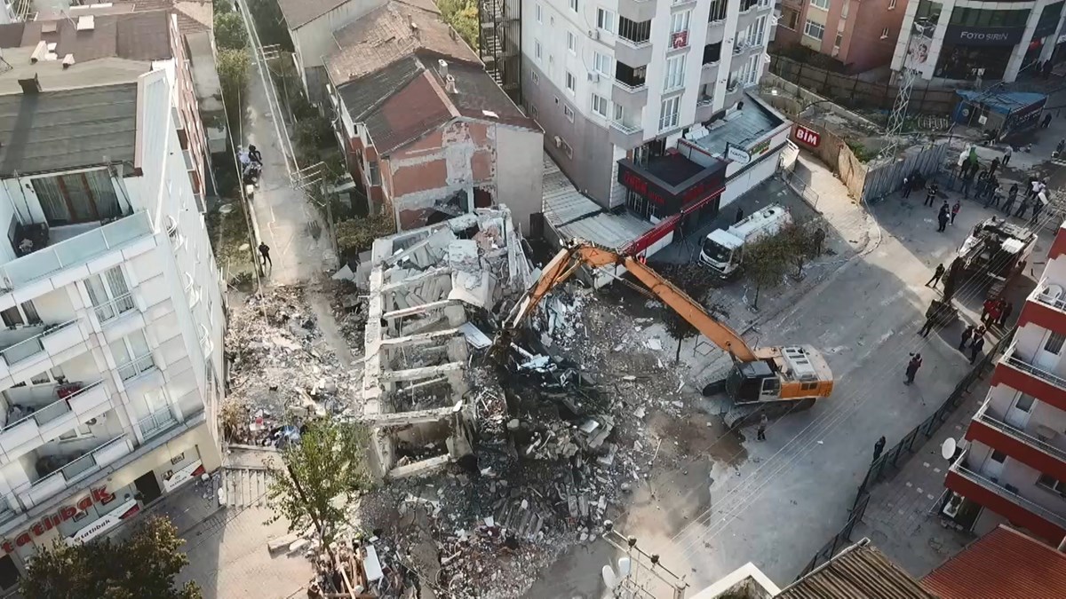 Gebze Belediyesi ekipleri, enkazın kaldırılması için çalışma başlattı.