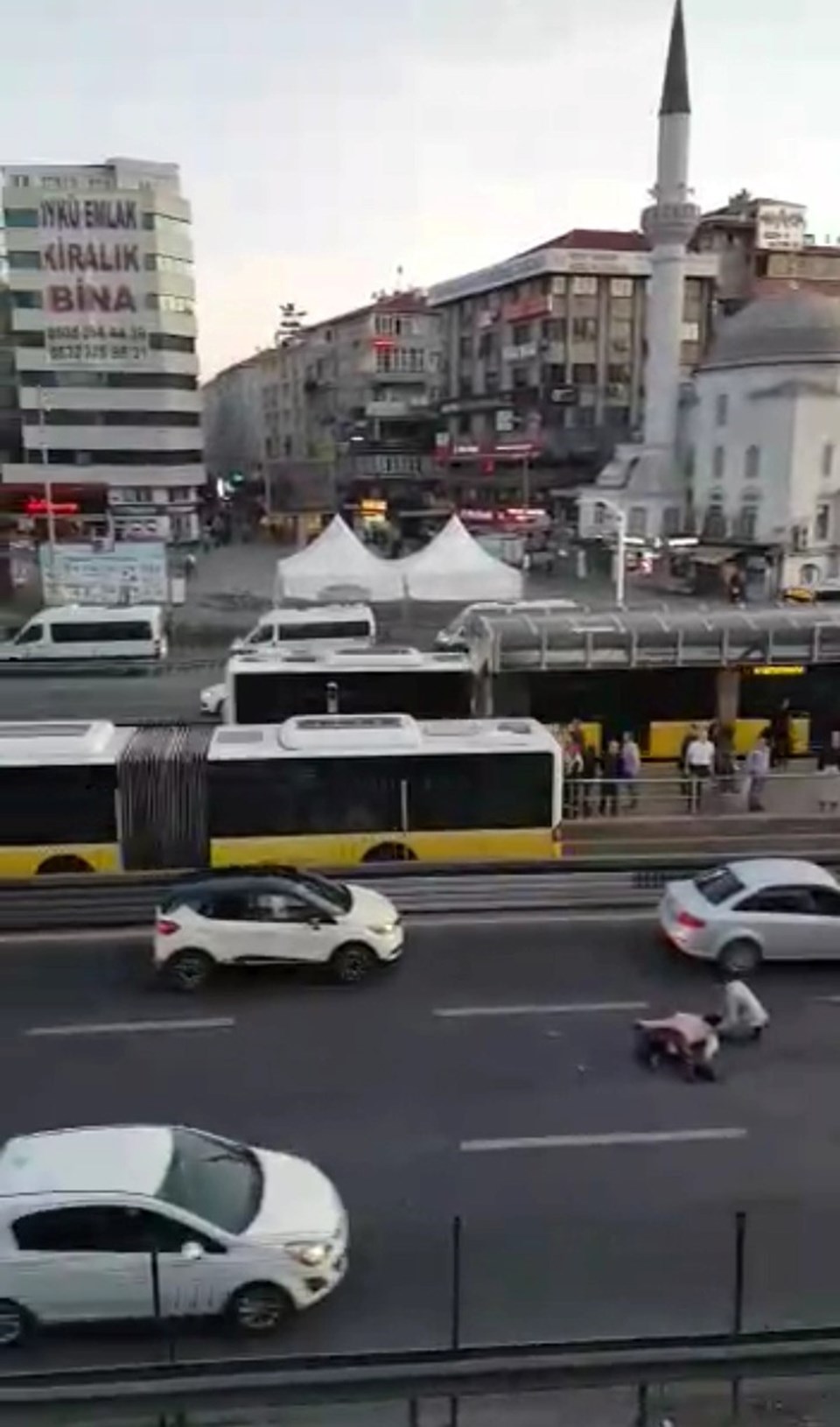 İstanbul'da E-5'te intihar girişimi - 1