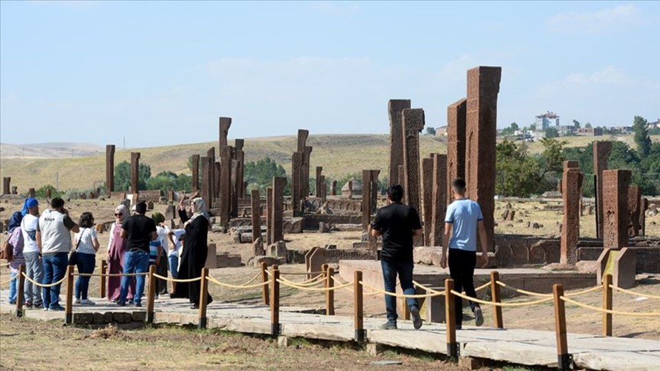 Dünyanın en büyük Türk-İslam mezarlığını 2023'te 170 bin kişi ziyaret etti - 2