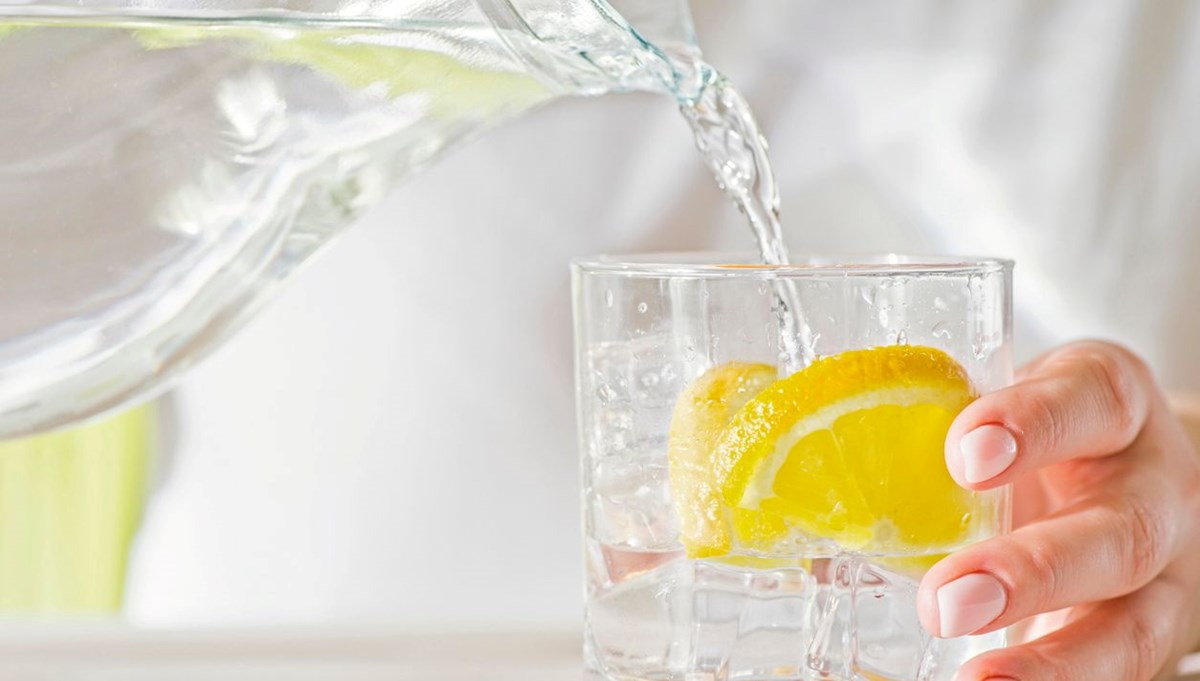 Doktor 8 bilinmeyen etkiyi açıkladı: Limonlu su tüketince vücudunuza neler olur?
