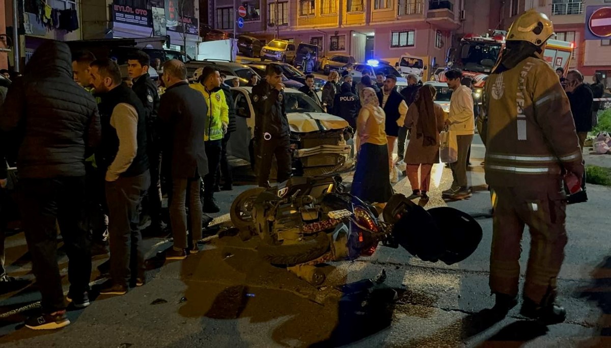 Kağıthane'de otomobilin çarptığı 2 kişi yaralandı Kağıthane'de otomobilin çarptığı 2 kişi yaralandı