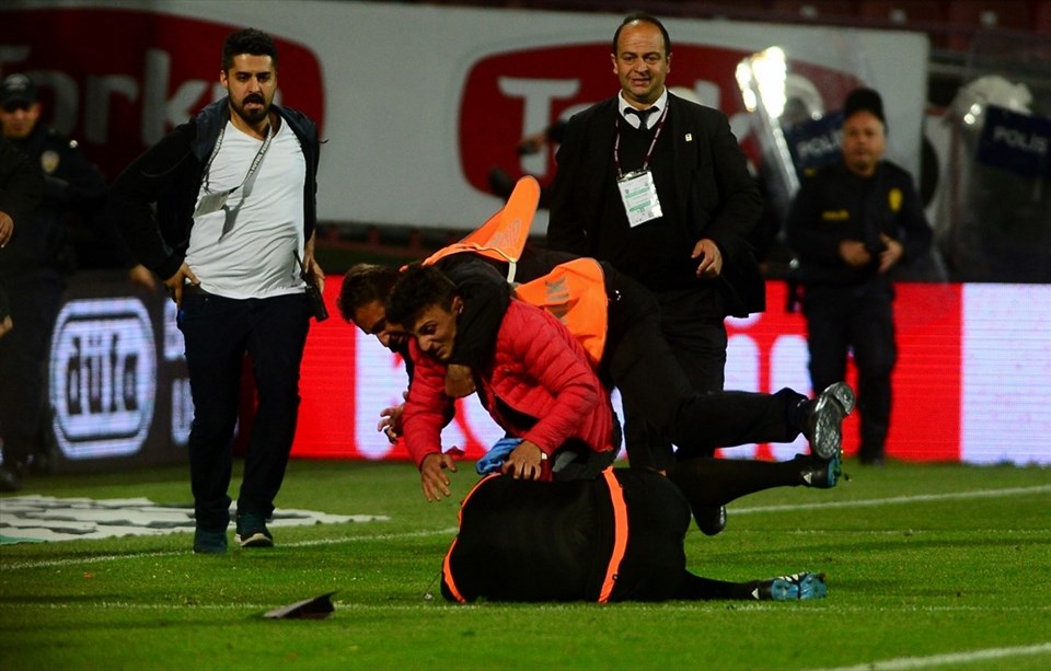 Trabzonspor-Fenerbahçe maçında hakeme saldırı! Karşılaşma tatil edildi - 1