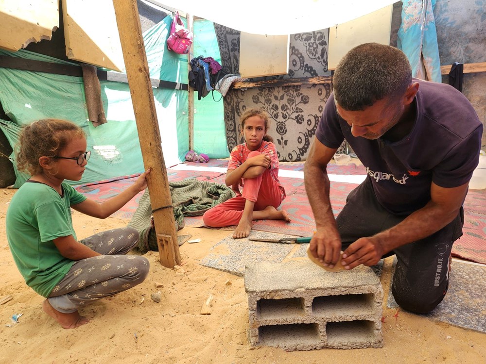 Filistinli ayakkabı ustası, İsrail saldırıları altındaki Gazze'de çocuklara tahtadan terlik yapıyor - 9