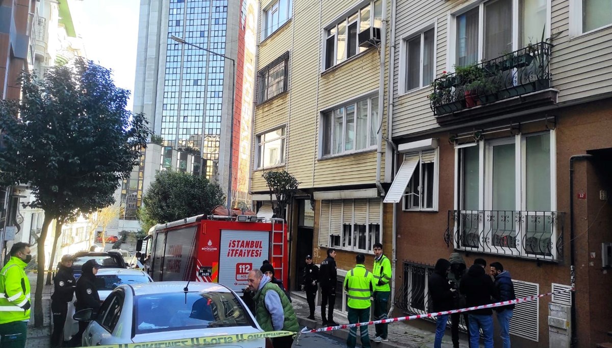 Şişli'de yangın: Yaşlı kadın yaşamını yitirdi Şişli'de yangın: Yaşlı kadın yaşamını yitirdi