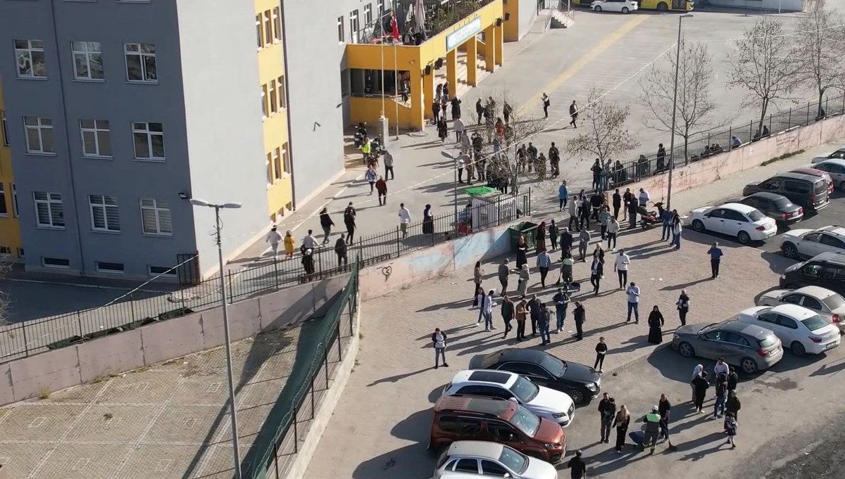 En çok seçmenin kayıtlı olduğu okulda yoğunluk havadan görüntülendi