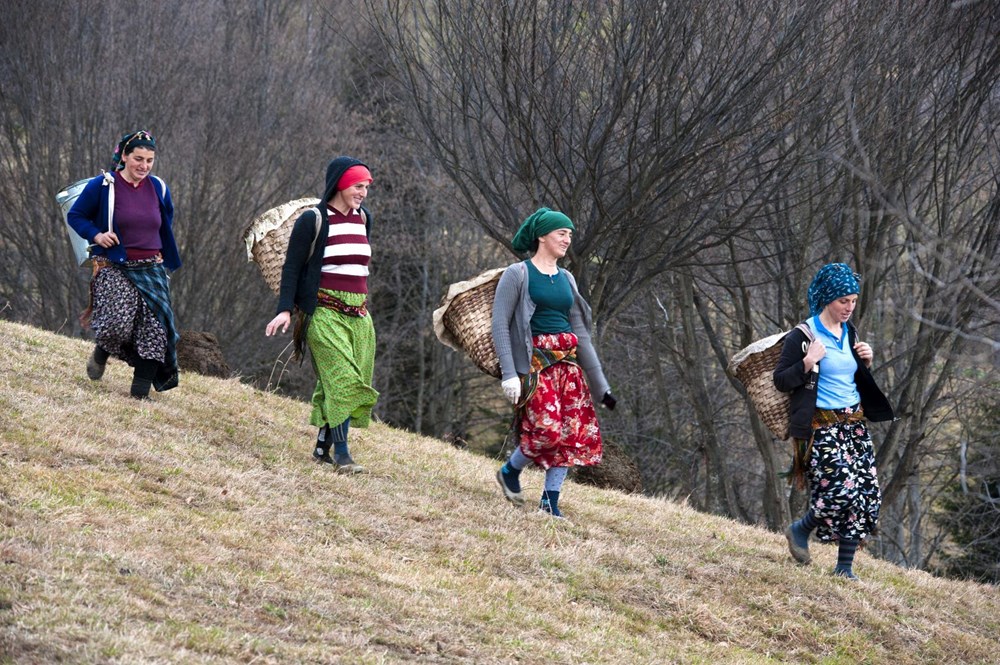 Karadeniz'in çalışkan kadınları: Köy toplansa evde tutamaz - 13