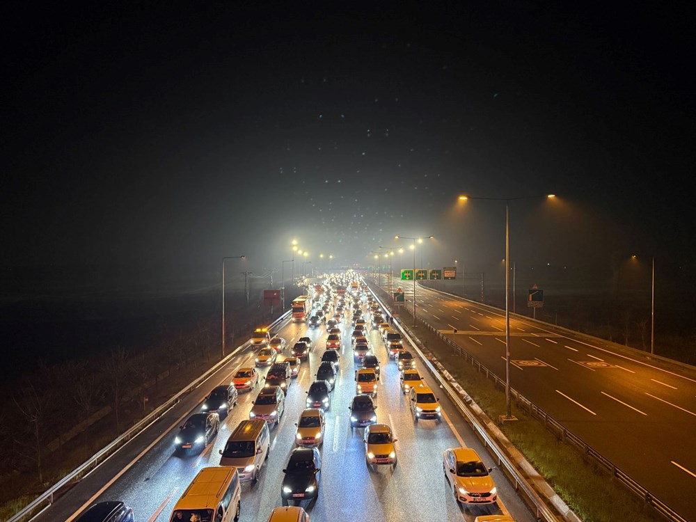 Bayram Seyahati Zirvesi: Otoyollarda Trafik Kilitlendi 77 D dhj91dEy9Qb0VI5MJjQ