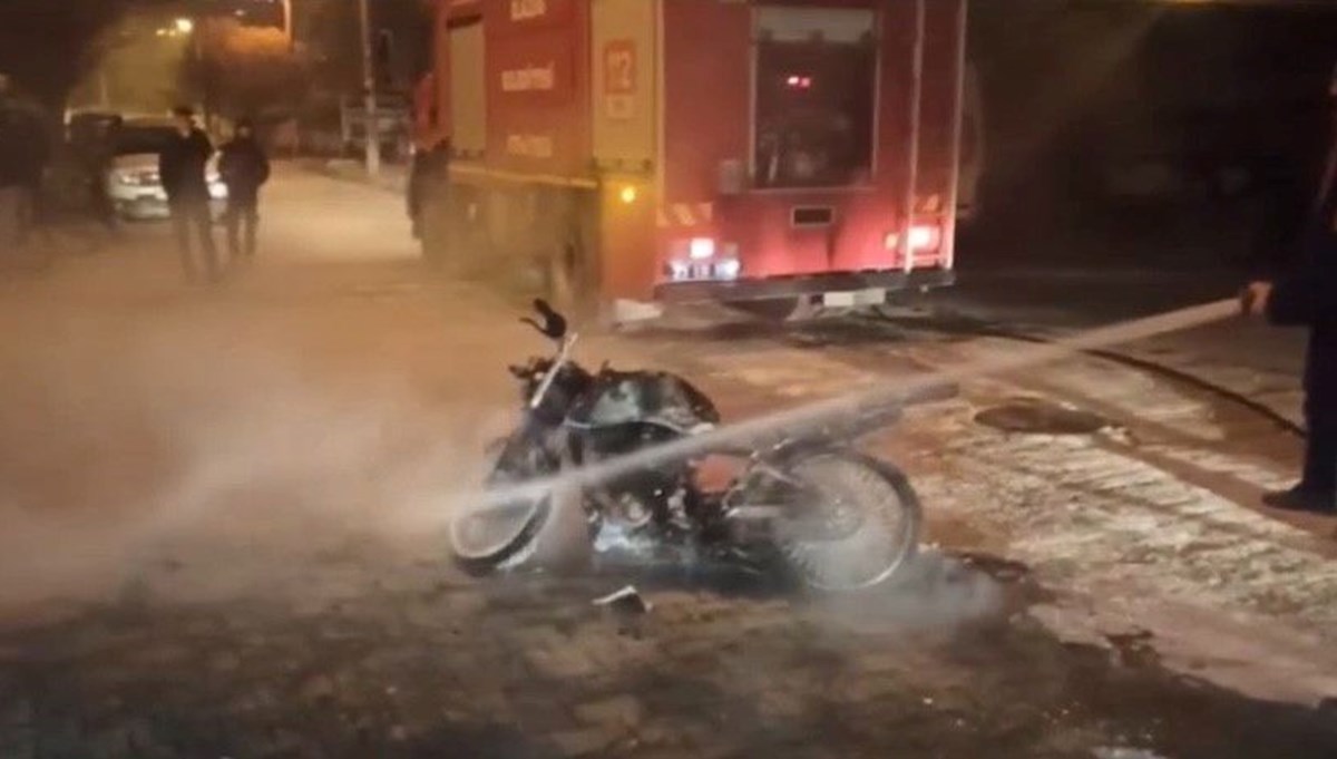 Elazığ’da seyir halindeki motosiklet yandı