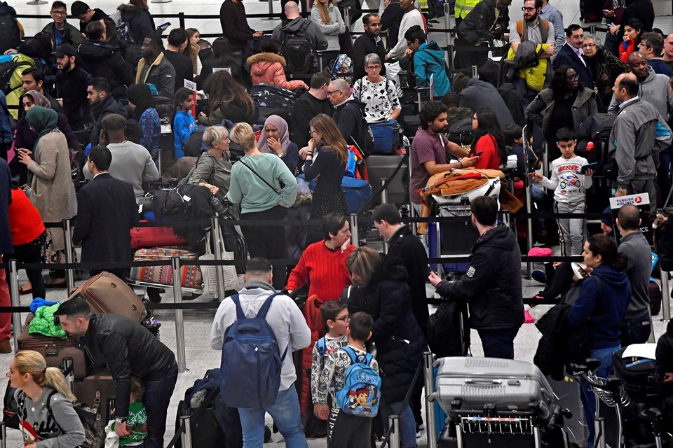 Londra Gatwick Havalimanı'nda 950 çalışan 8 günlük greve gidecek - 1