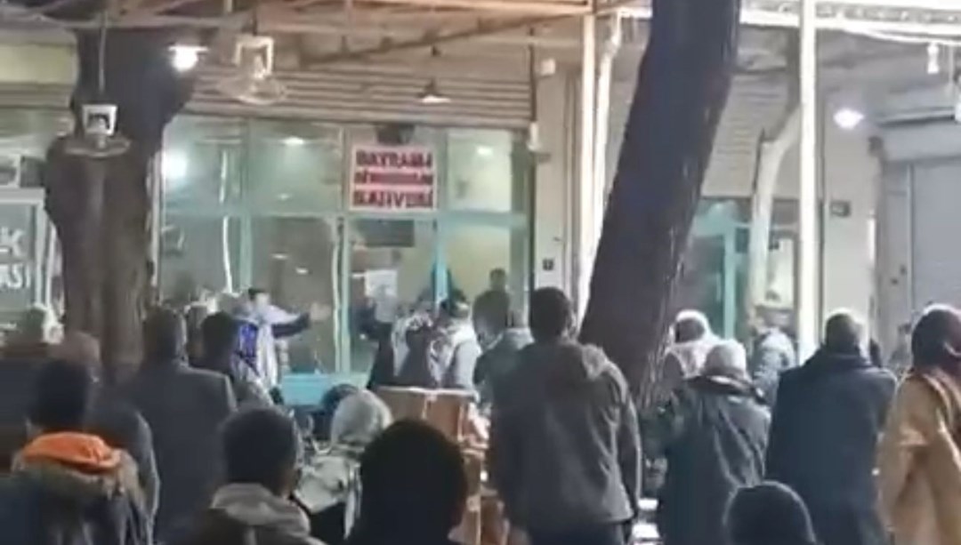 Kahvehanede kavga: Sandalye ve yumruklar havada uçuştu