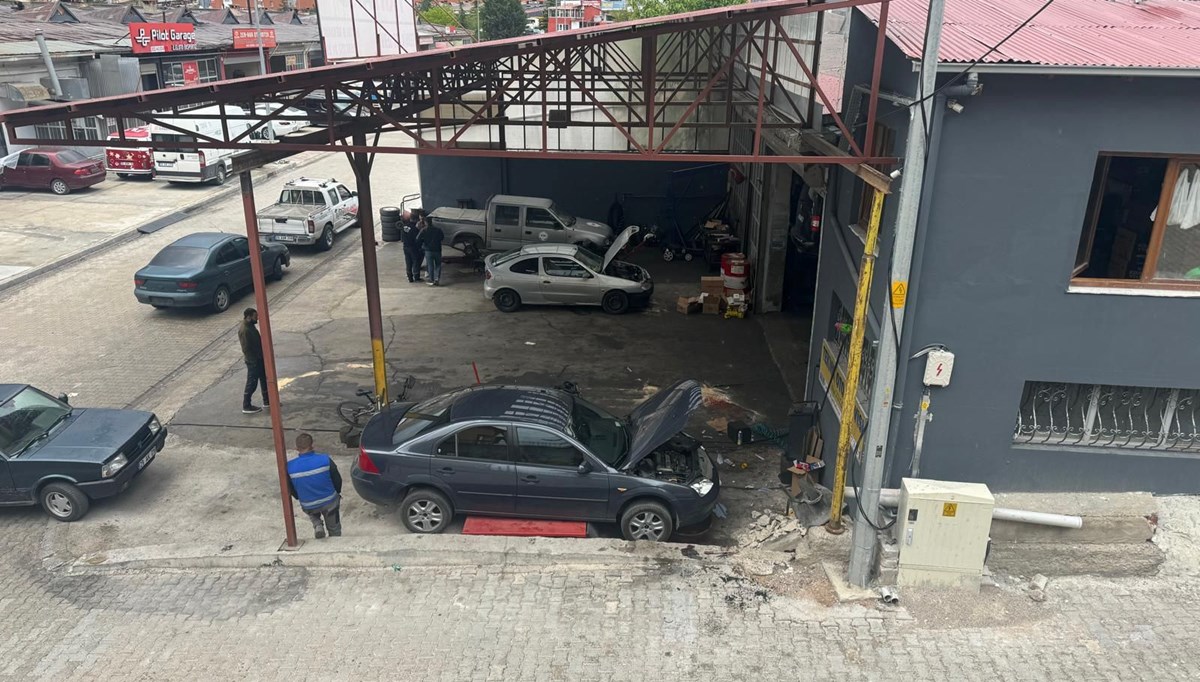 Tabela ölçüsü alırken 10 metre yükseklikten düştü Tabela ölçüsü alırken 10 metre yükseklikten düştü