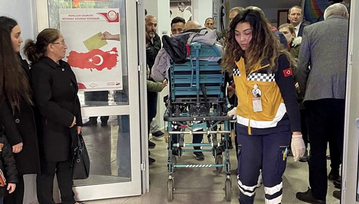 Oy kabininde kalp krizi geçirdi Oy kabininde kalp krizi geçirdi