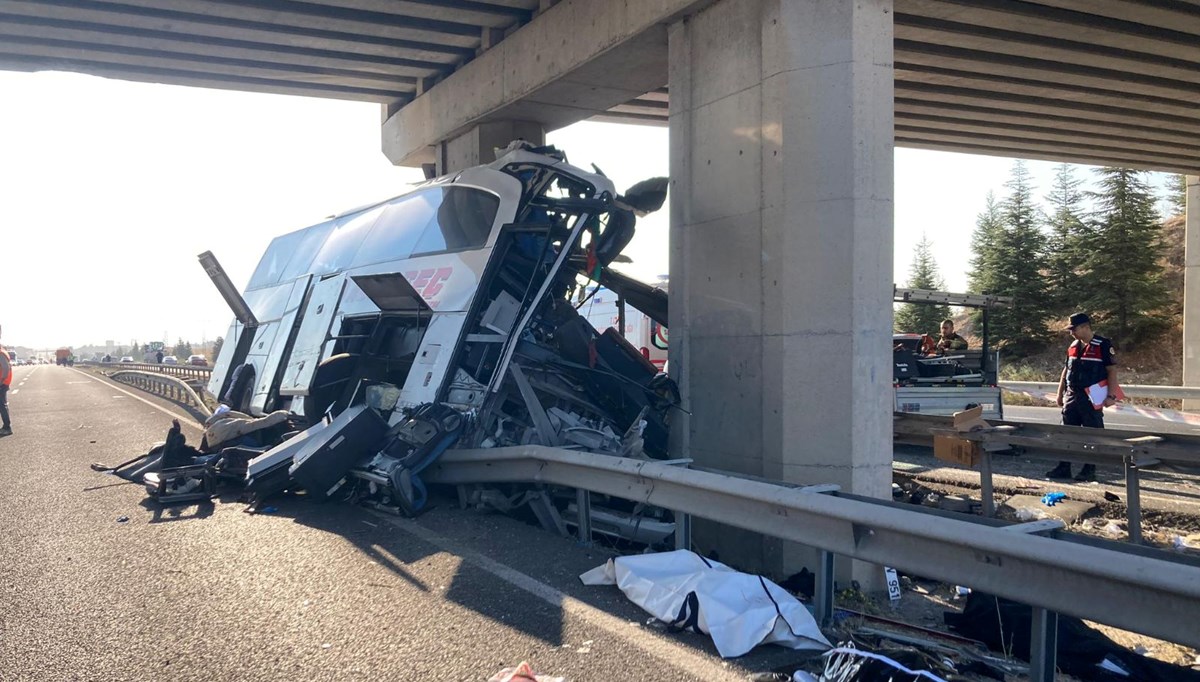 Ankara'da otobüs üst geçidin ayağına çarptı: 11 can kaybı