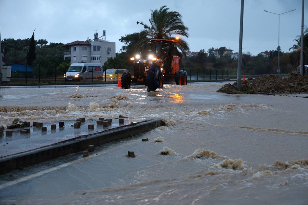 Manavgat'ta yoğun yağış etkili oldu, yollar göle döndü - 7