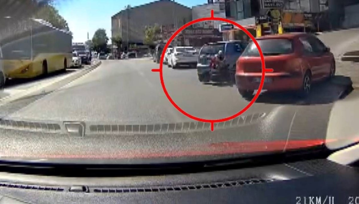 Otomobil motosiklete çarptı