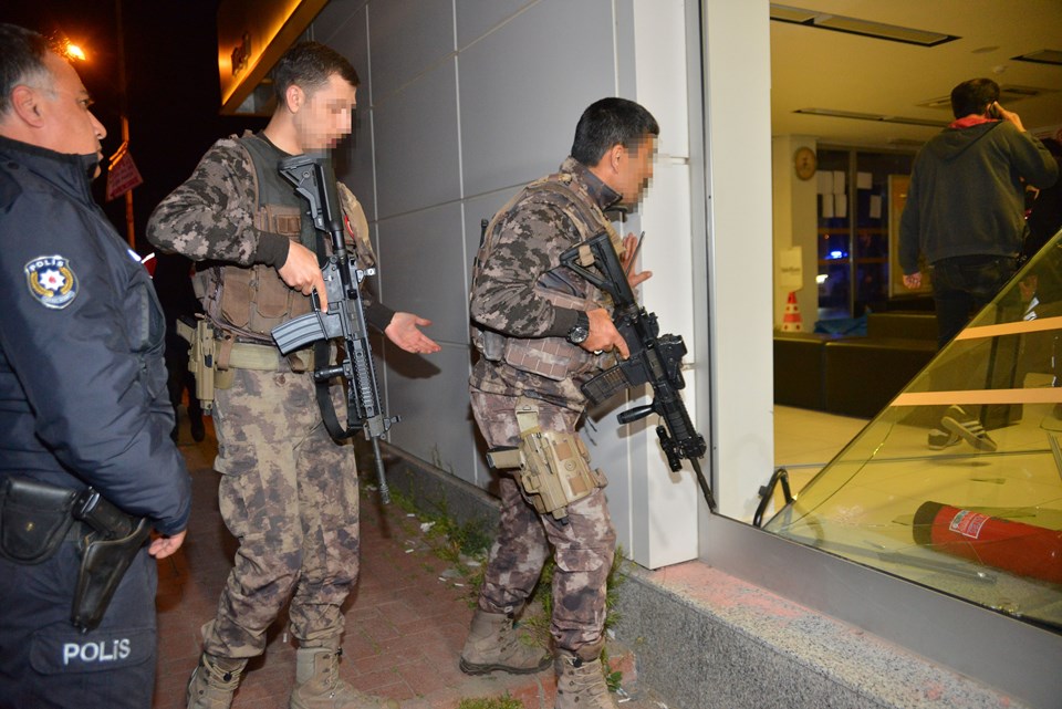 Adana'da bankaya giren şüpheli yakalandı - 1