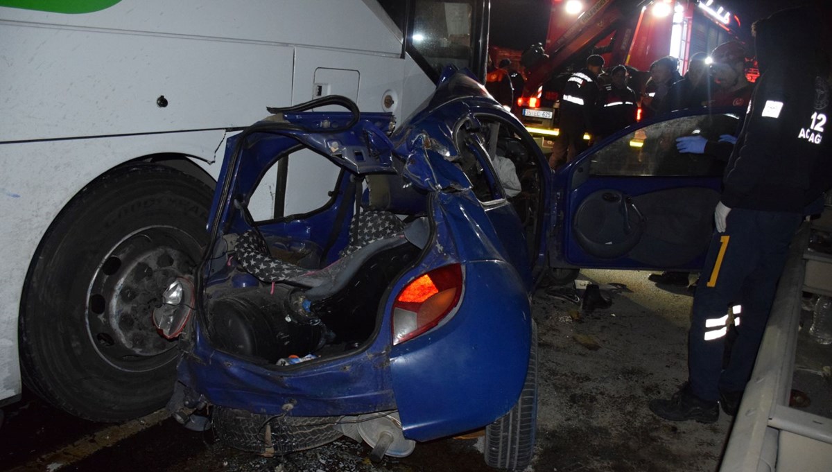 İzmir'de yolcu otobüsü ile otomobil çarpıştı: 1 ölü, 3 yaralı İzmir'de yolcu otobüsü ile otomobil çarpıştı: 1 ölü, 3 yaralı
