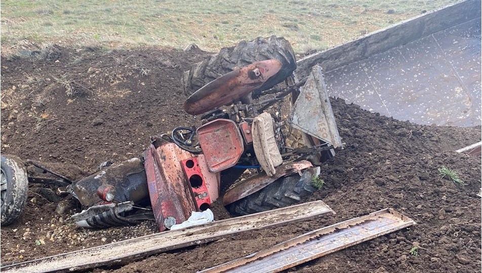 Kayseri'de kontrolden çıkan traktör şarampole yuvarlandı