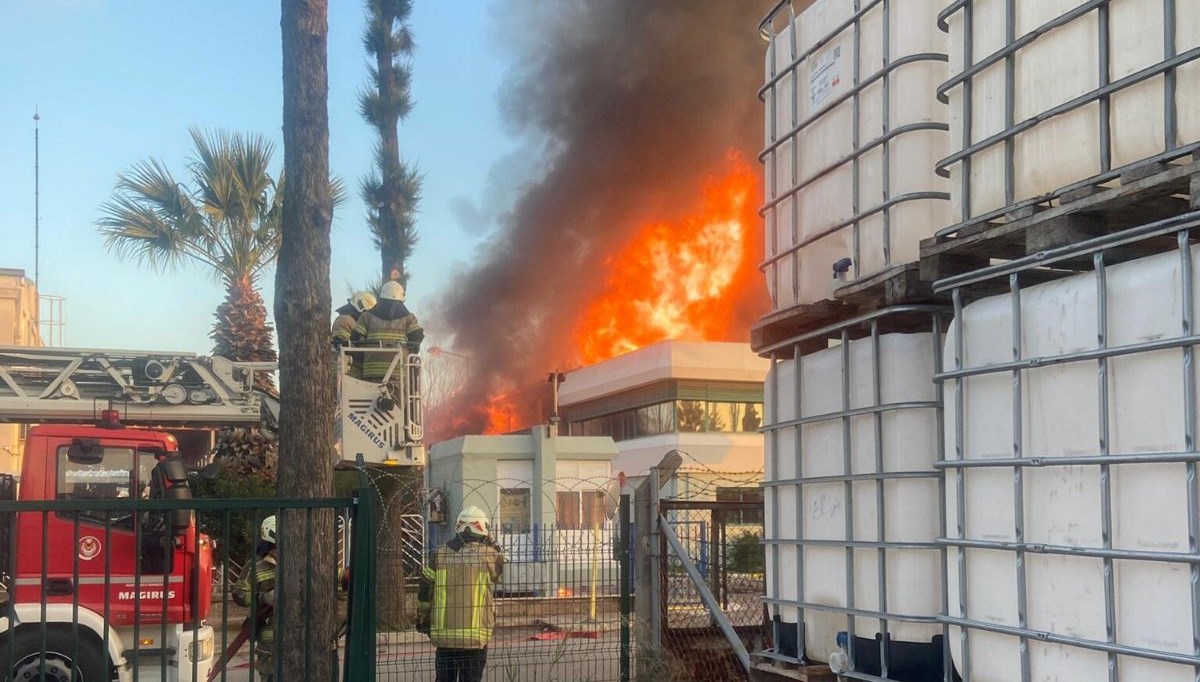 İzmir'de parfüm fabrikasında yangın: 1 ölü, 3 yaralı