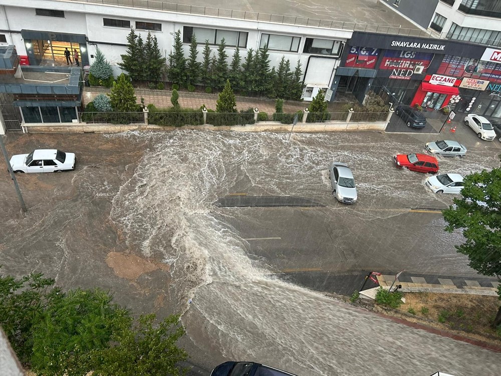 Ankara'da sağanak yağış: Arabalar sürüklendi - 6