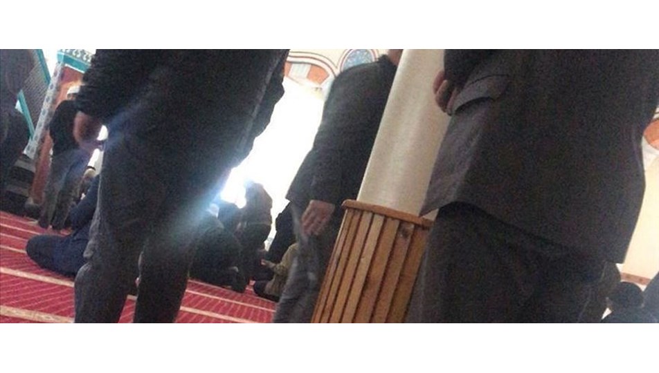 Cezaevi firarisi namazda polislerin önünde saf tutunca yakalandı
