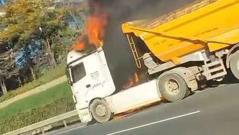 Ümraniye’de hafriyat kamyonu alev alev yandı