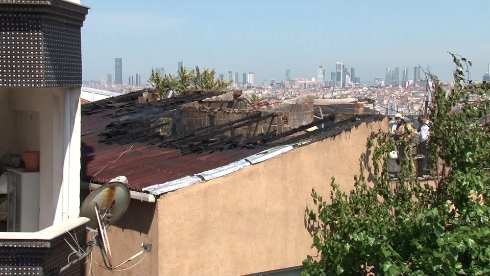 Gaziosmanpaşa'da çatı yangını - 1