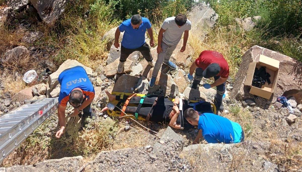 Tunceli'de otombil  şarampole devrildi: 3 kişi yaralandı
