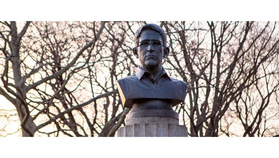 ABD'de bir parka gizlice Snowden'ın büstü dikildi