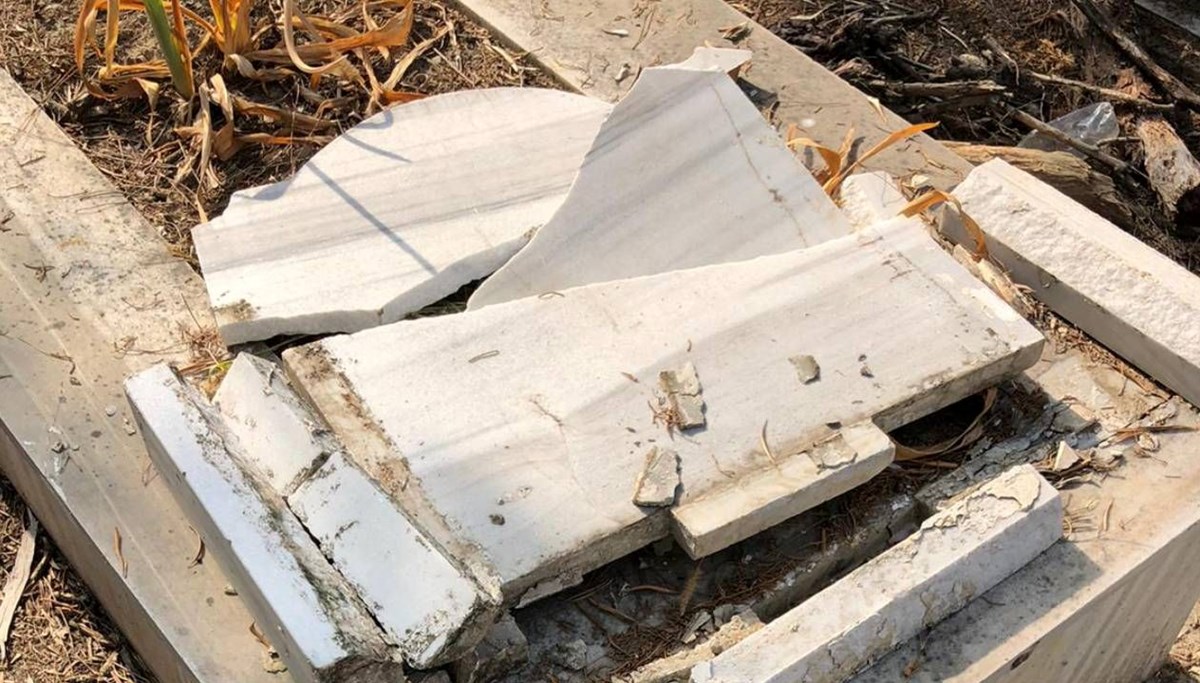 Adana'da mezar taşları tahrip edildi
