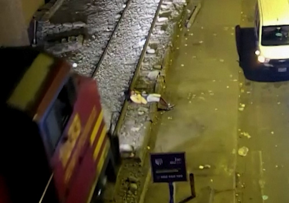 Ölümcül Tren Kazasından Mucizevi Kurtuluş: Saniyeler İçinde Ayağa Kalktı 73 IQr6dmGpkKuD6eBkzQ71g