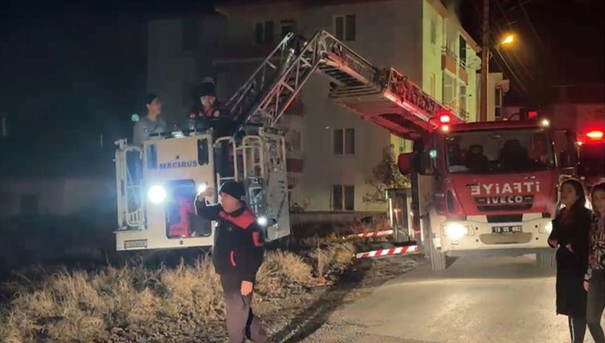 Yangında mahsur kalan 2 kişiyi itfaiye kurtardı Yangında mahsur kalan 2 kişiyi itfaiye kurtardı