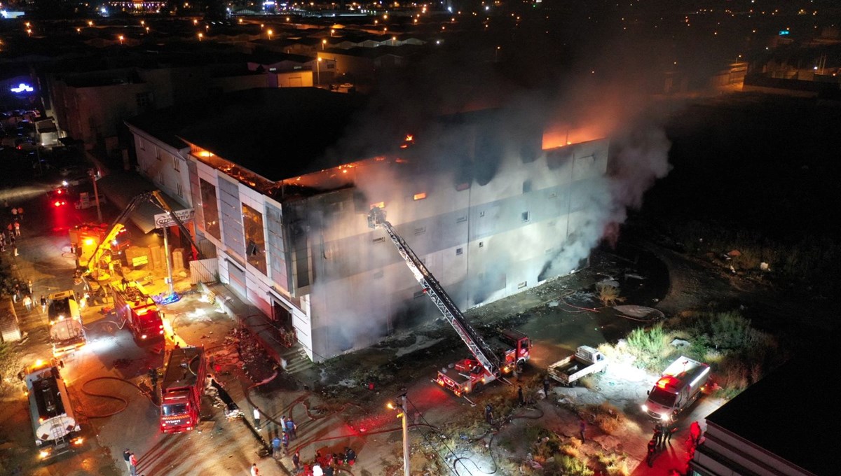 Aydın'da otluk alanda çıkan yangın fabrikaya sıçradı