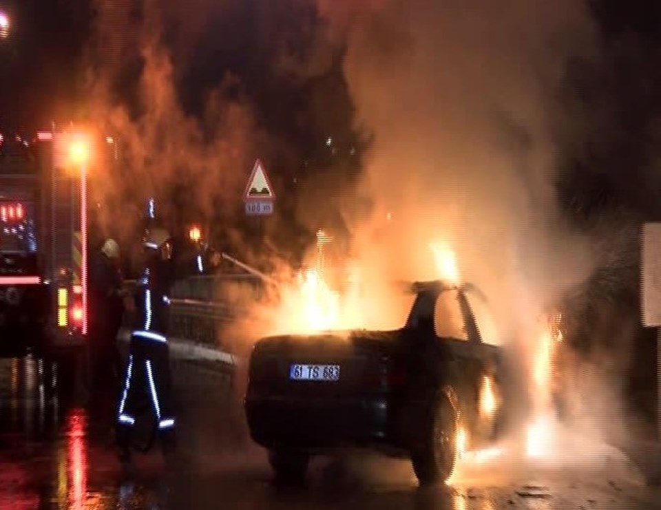 Zeytinburnu'nda lüks araç kaza sonrası yandı - 1