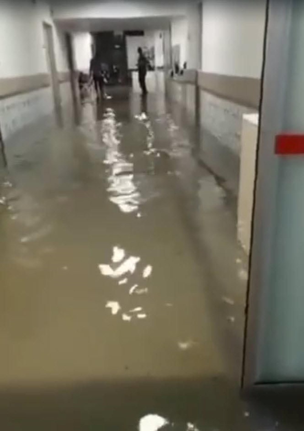 Sağanak yağış birçok ilde hayatı felç etti: Cadde ve sokaklar göle döndü, hastaneyi su bastı - 6