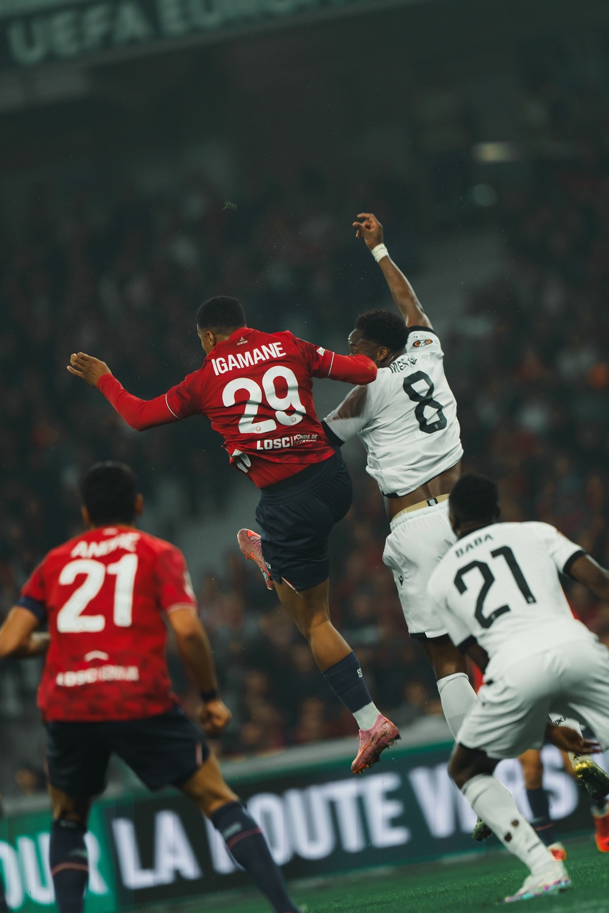 Lille-PAOK maçında iki takım oyuncularının mücadelesi