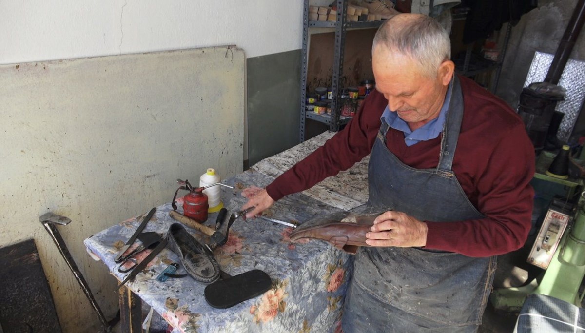 Babasından kalan 85 yıllık makineyle mesleği yaşatıyor