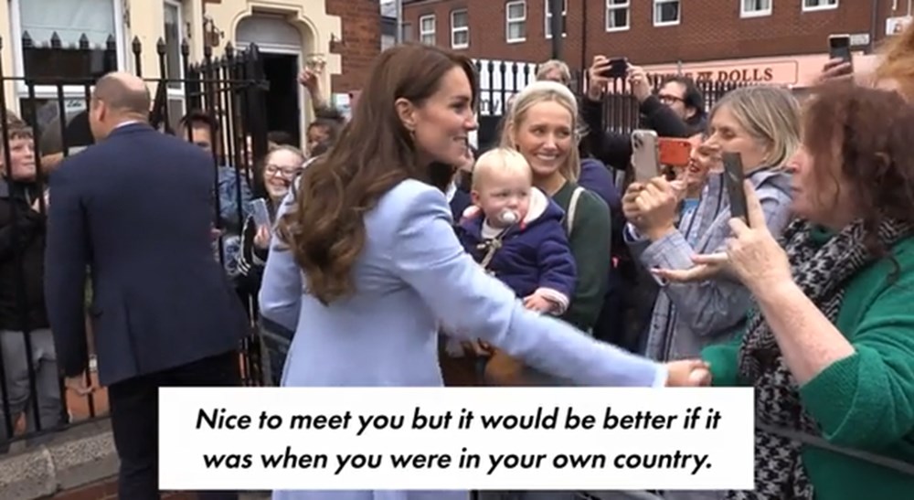 İrlandalı kadın Kate Middleton'ı gözünün içine bakarak protesto etti - 4