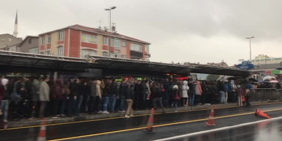 Yağmur İstanbul trafiğini felç etti - 1