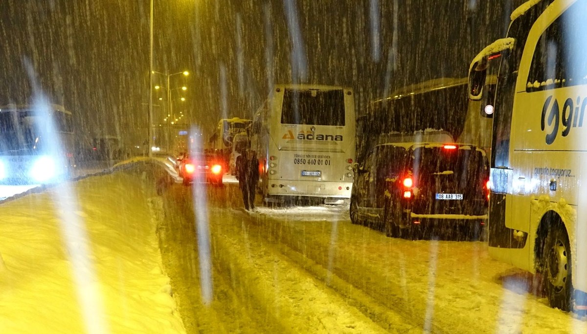 Bolu son 72 yılın en yoğun kar yağışıyla mücadele ediyor
