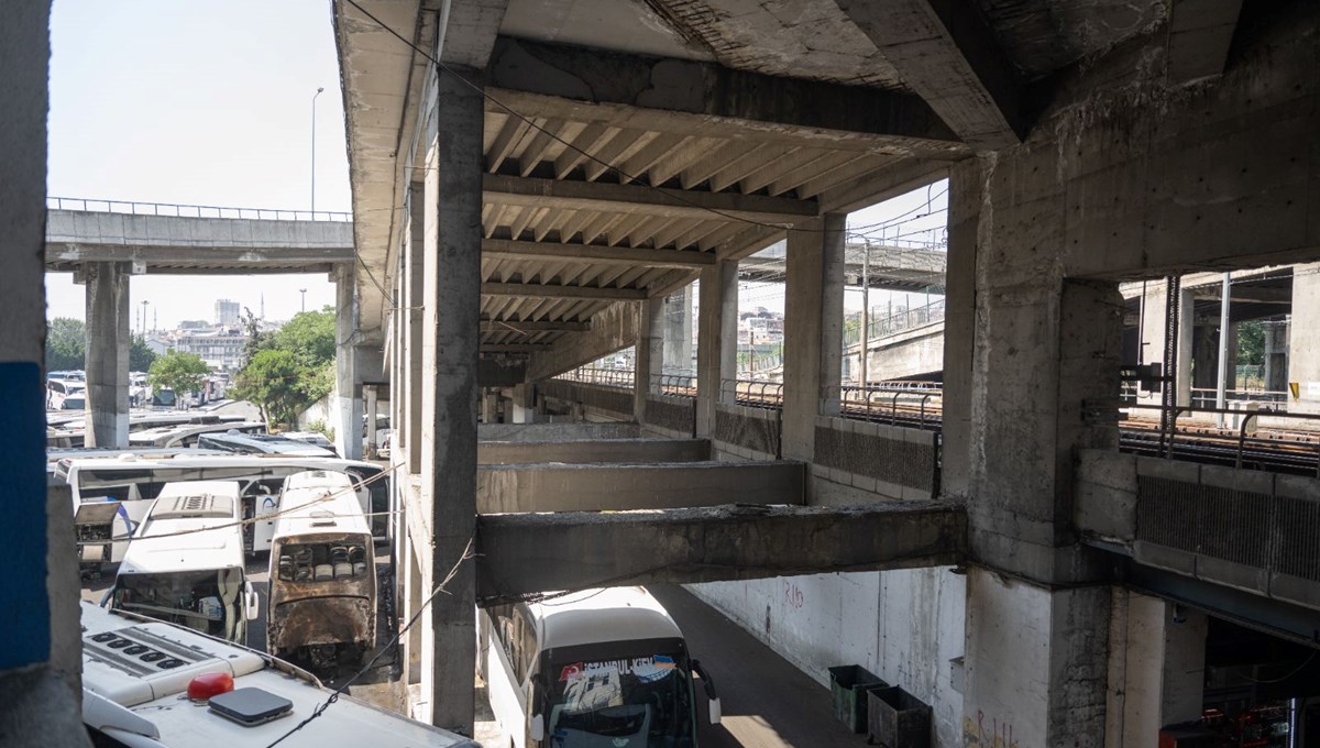 Büyük İstanbul Otogarı'ndaki riskli köprüde güçlendirme çalışması Büyük İstanbul Otogarı'ndaki riskli köprüde güçlendirme çalışması
