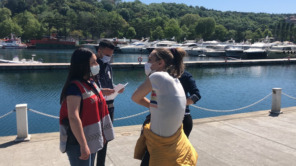 Sarıyer’de denize girdiler: Polisi görünce giyinemeden kaçtılar - 2