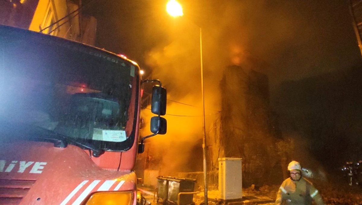 Fatih’te korkutan yangın: Metruk binada çıkan yangın 3 binaya sıçradı