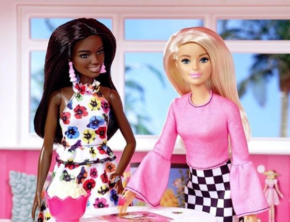 Barbie’den tekerlekli sandalyeli ve protezli bebek Barbie’den tekerlekli sandalyeli ve protezli bebek