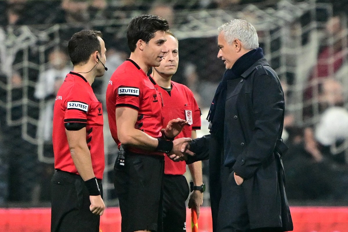 Mourinho, maç sonu maçın hakemini tebrik ederken (Fotoğraf: Anadolu Ajansı)