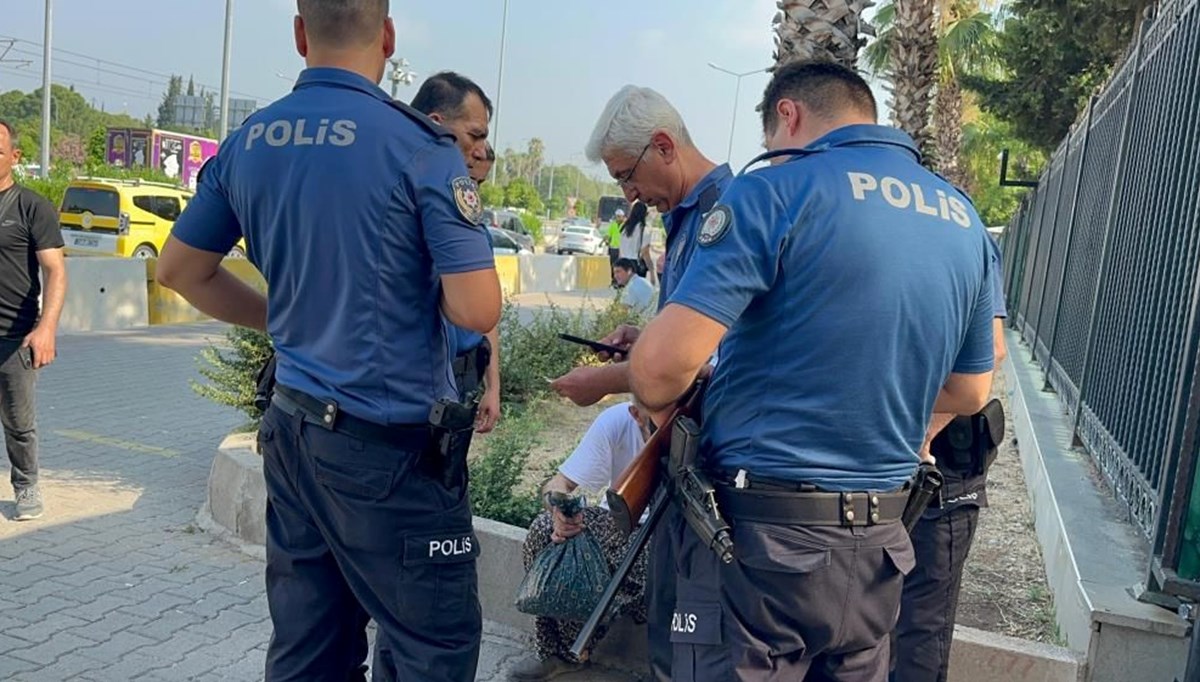 Antalya Adliyesi önünde hareketli dakikalar: Tüfekli şüpheli gözaltında Antalya Adliyesi önünde hareketli dakikalar: Tüfekli şüpheli gözaltında