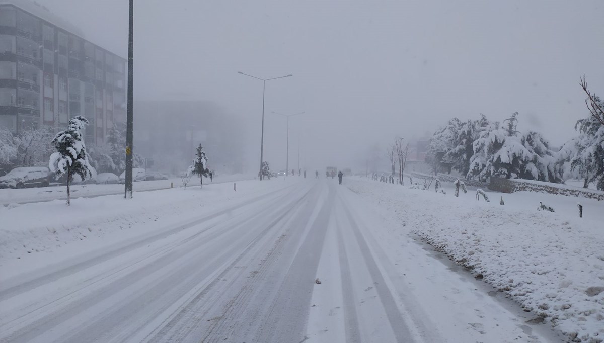 28 kente kar yağışı uyarısı: Kar kalınlığı bir metreyi aştı, termometreler eksi 30'u gösterdi 28 kente kar yağışı uyarısı: Kar kalınlığı bir metreyi aştı, termometreler eksi 30'u gösterdi