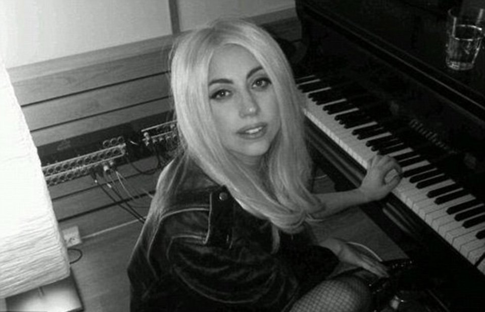 Gaga turnedeyken bir yandan yeni albümünü kaydediyor