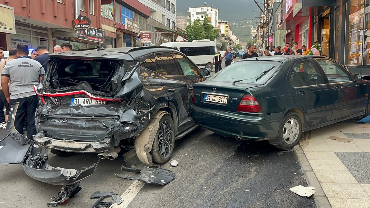Kazada iki kişi hafif yaralandı.. Kazada iki kişi hafif yaralandı..