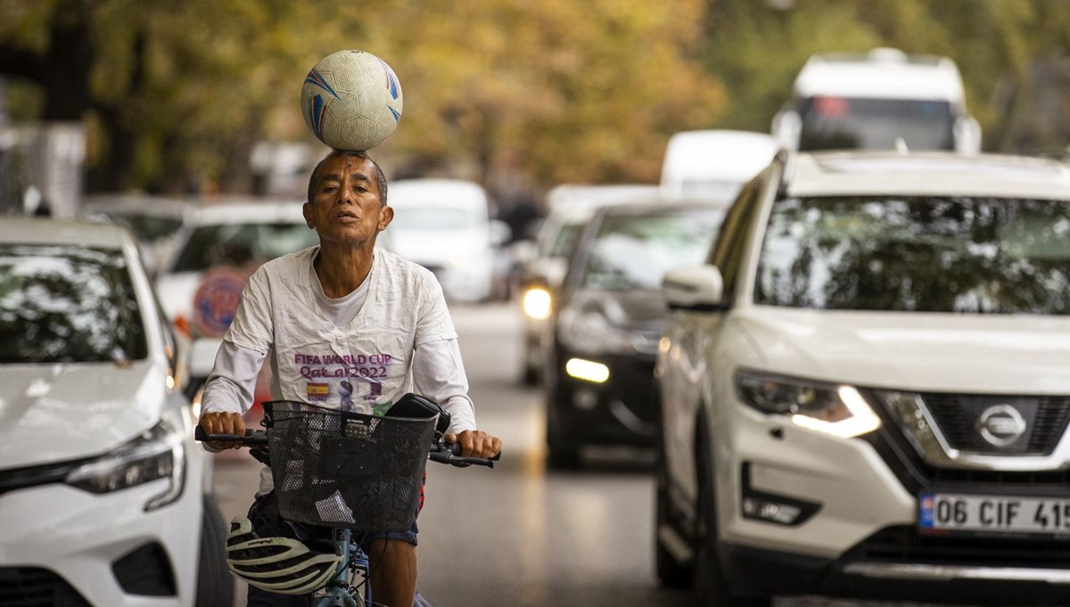 Meksikalı gezgin Nieto kafasında futbol topuyla ülke ülke pedal çeviriyor